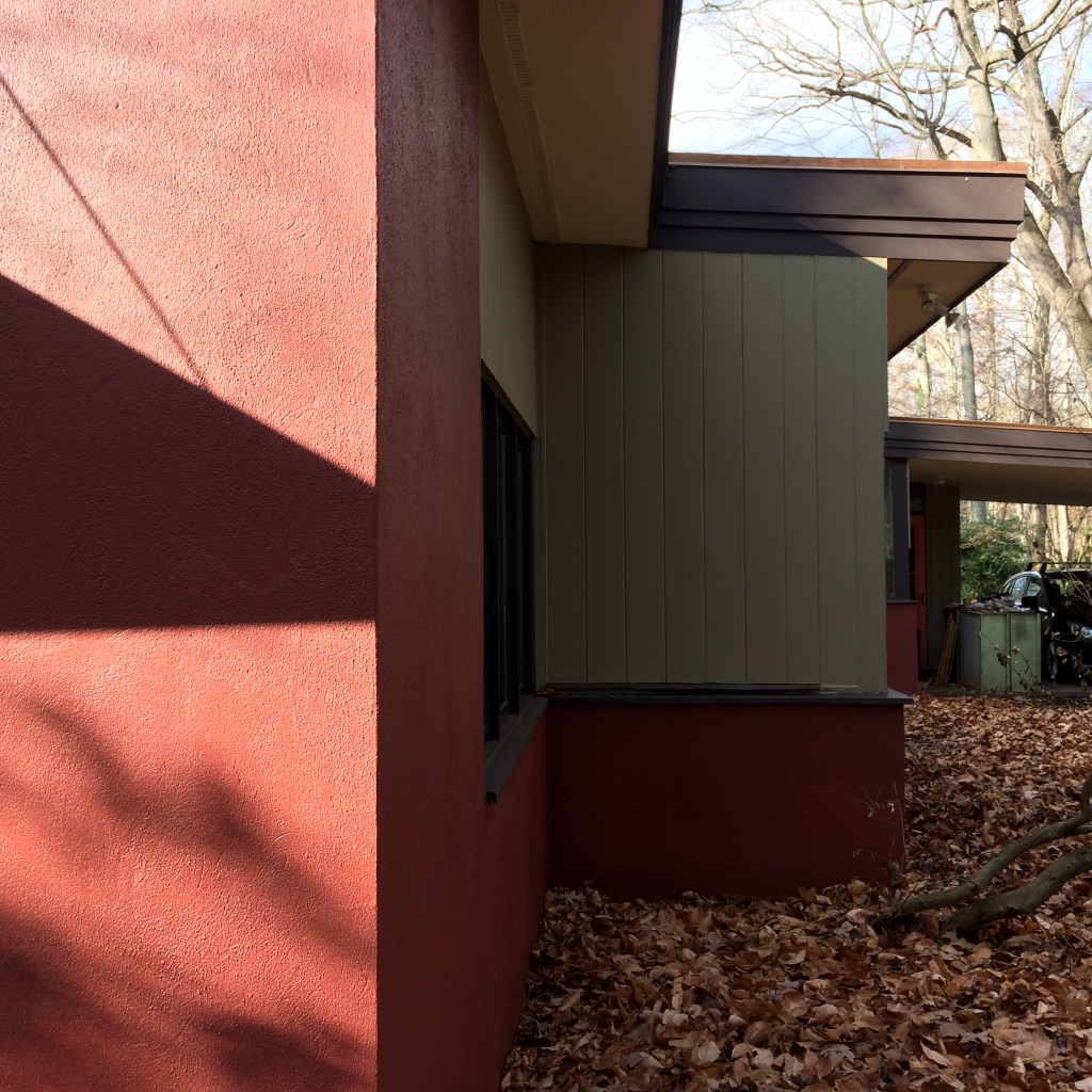 We chose 3 colors for this exterior. The goal was for it to be in harmony with the woods but to be its own self.